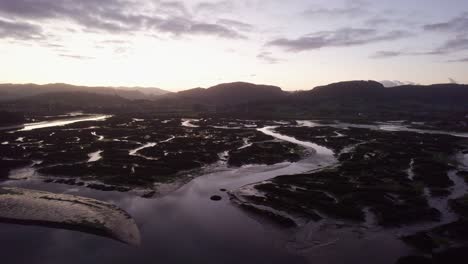 Sonnenuntergang-über-Dem-Dramatischen-Gezeitenküsten-Fluttal-Ria-Habitat-Spanien-Antenne