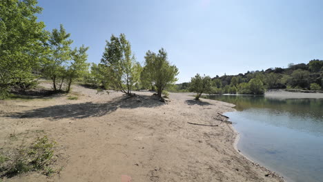 Playa-De-Arena-A-Lo-Largo-Del-Río-Herault-En-El-Bosque-Francia-Día-Soleado