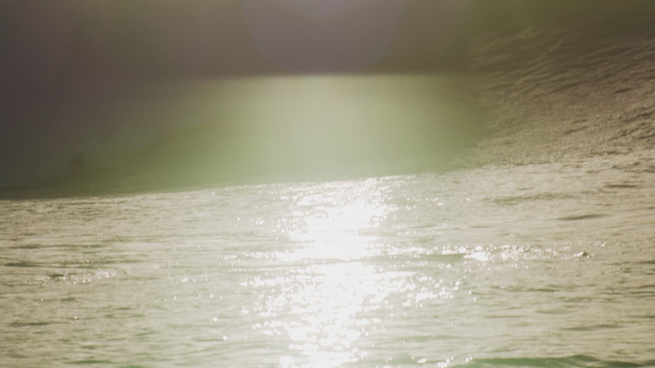 빛의 초록색 신비로운 불꽃은 파도의 입술이 그림자를 던지고 스프레이를 는 것처럼 빛납니다.