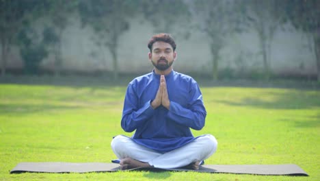 Indischer-Mann-Macht-Namaste-Yoga-Im-Park