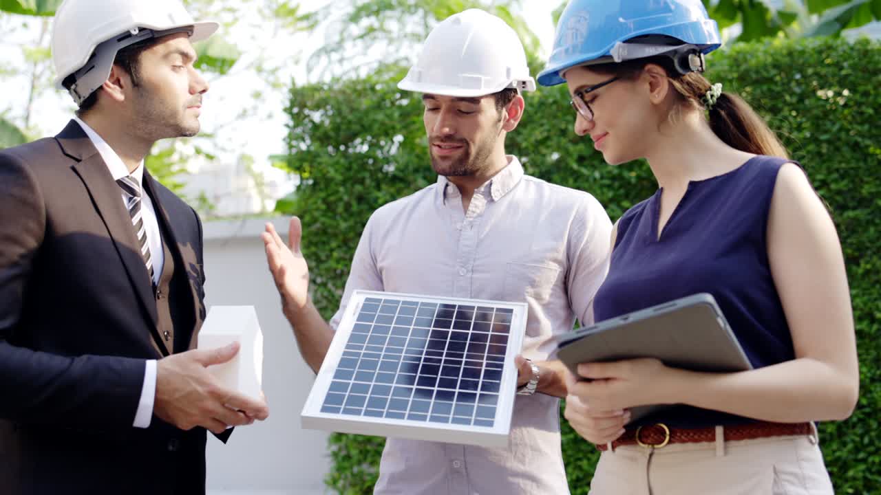 un equipo de ingenieros y empresarios tiene una reunión sobre la construcción de células solares para el edificio. proponer un plan de inversión para ahorrar electricidad con energía solar