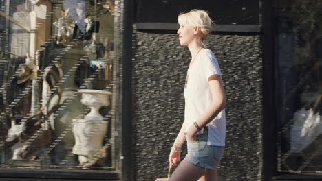 hermosa rubia caminando por la ciudad