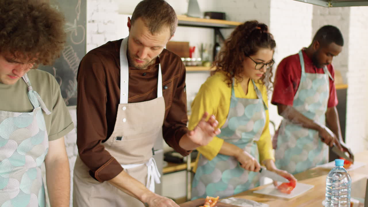 personas multiétnicas cocinando con un chef en una clase de cocina
