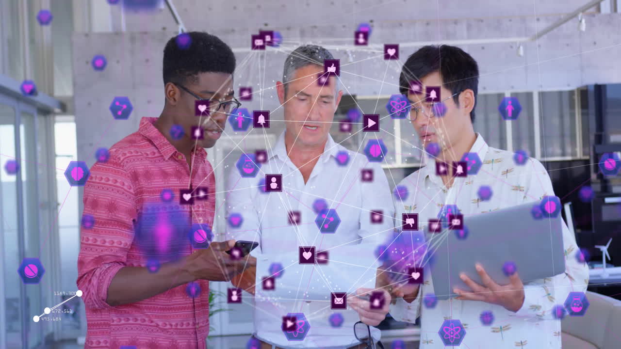 colaborar con diversas personas de negocios con conexiones de red y iconos de redes sociales animación