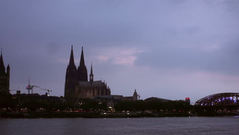 Zeitraffer-Der-Kölner-Skyline-Mit-Kölner-Dom-Und-Großstr