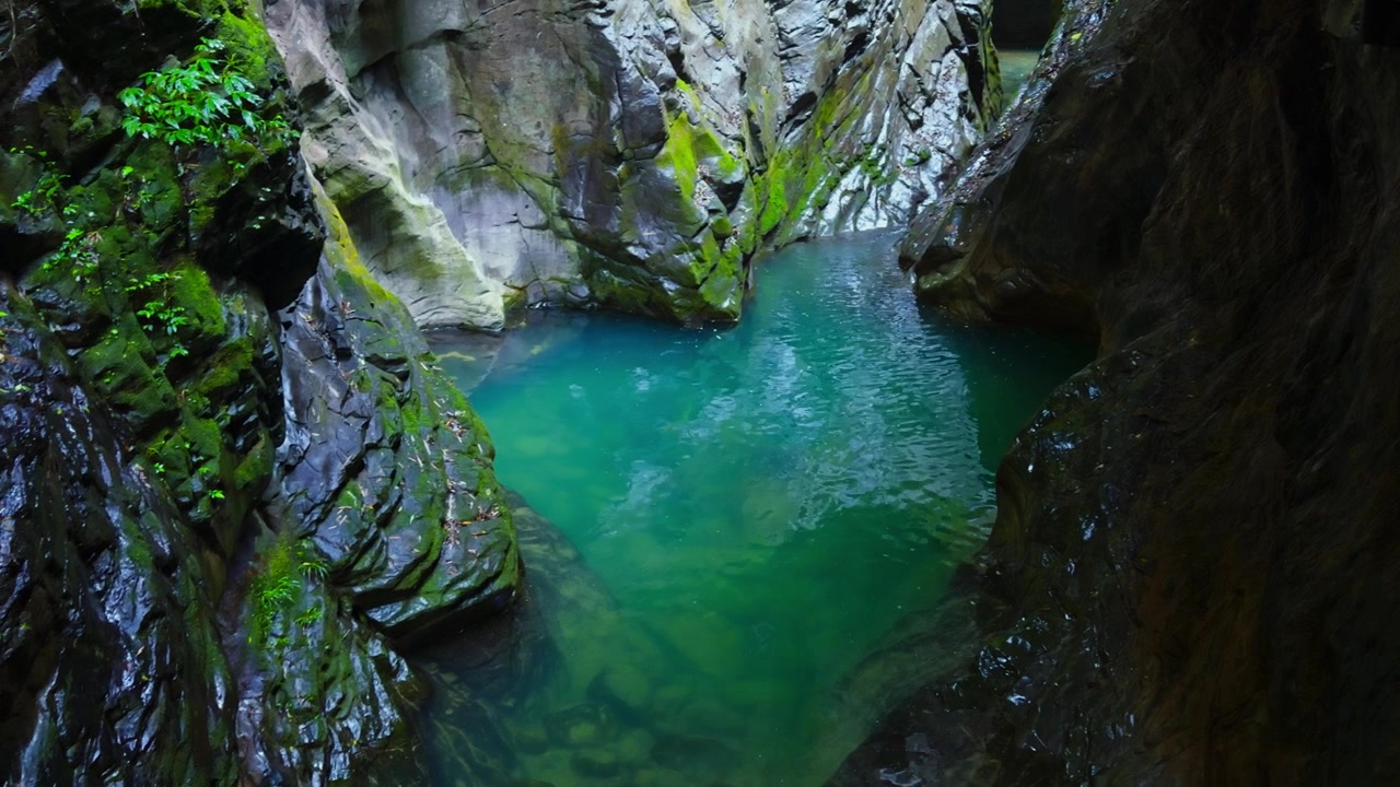 Scogliere a picco e gole profonde a Longshuixia Difeng nel distretto di Wulong, Chongqing, Cina. Ripresa in movimento