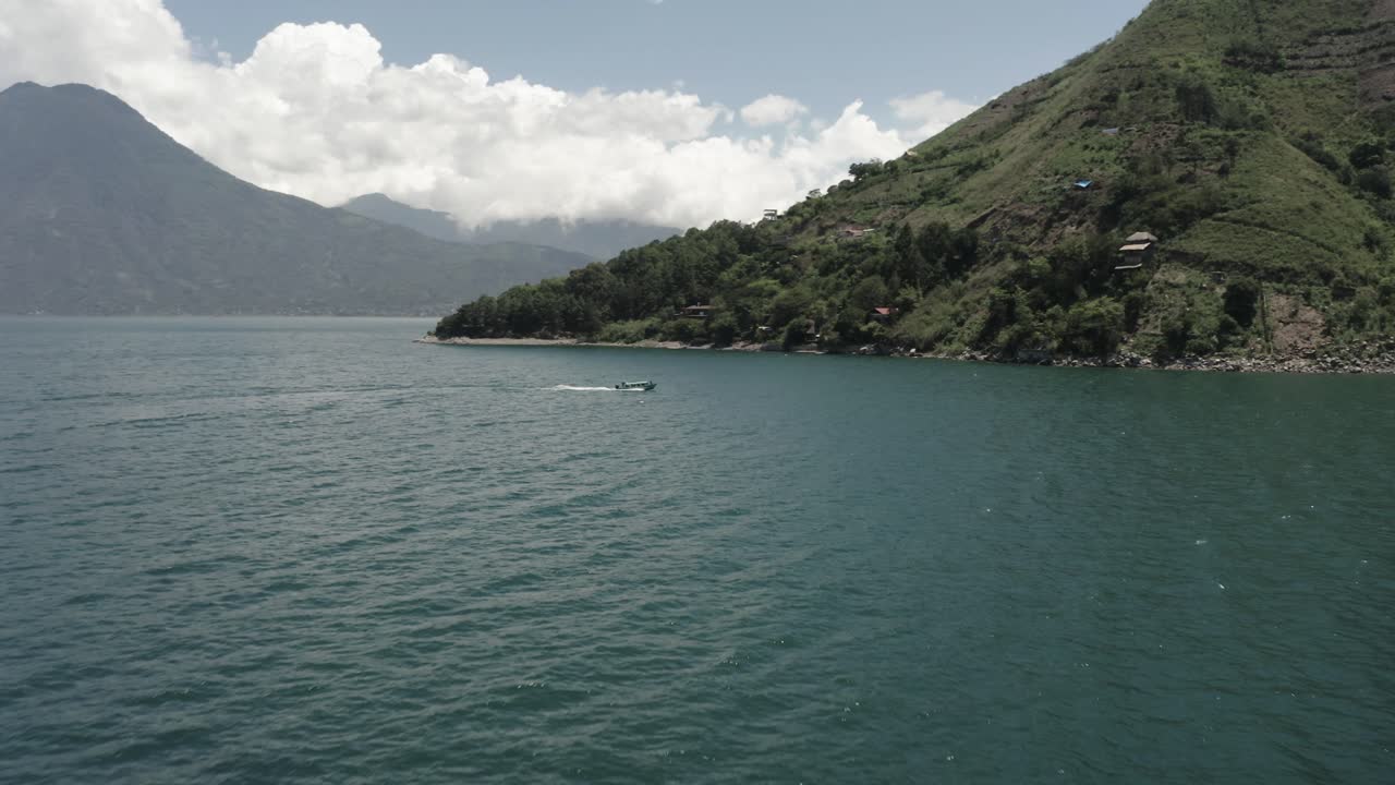 paisaje montañoso alrededor del lago de atitlán en guatemala