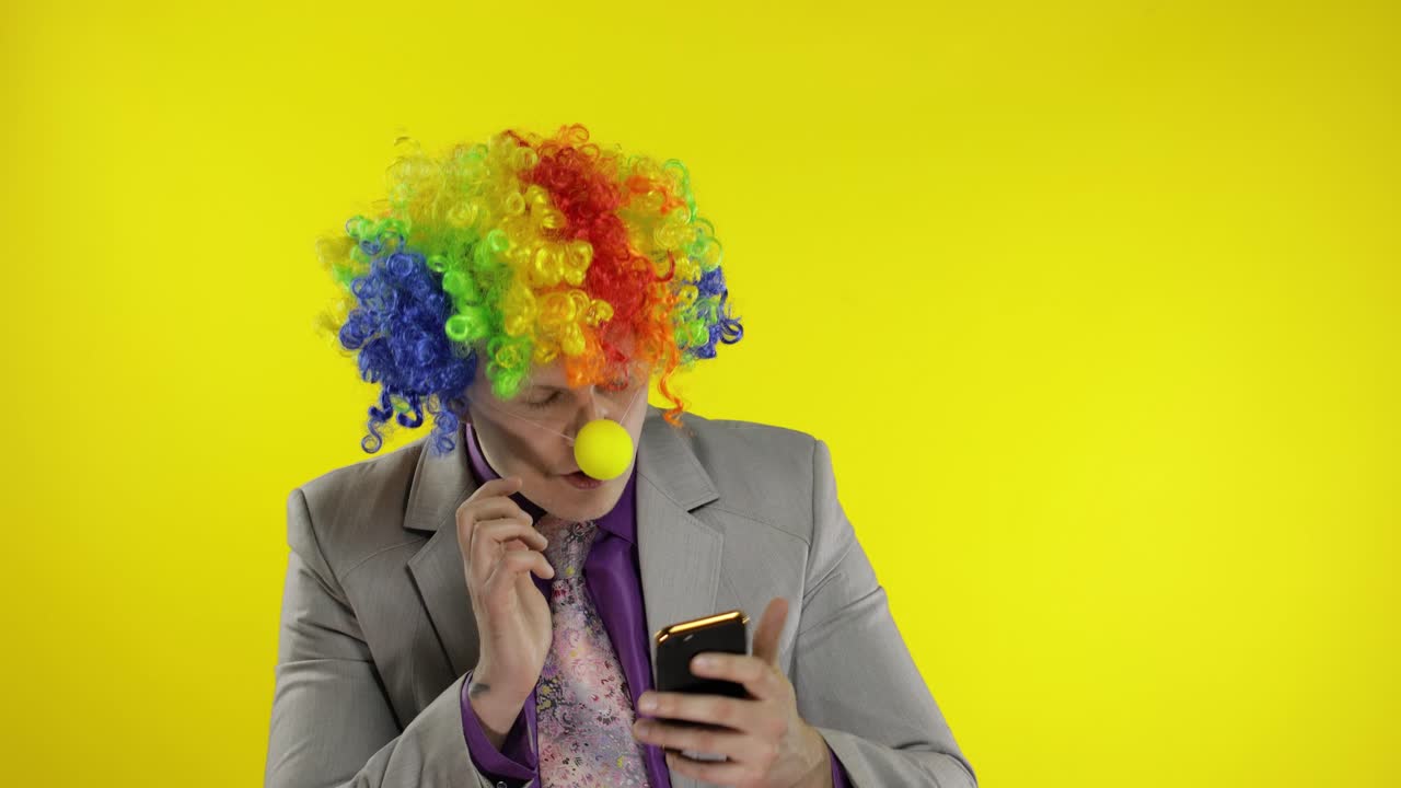 payaso empresario empresario jefe en peluca perdiendo en el trabajo, agarra la cabeza. problemas