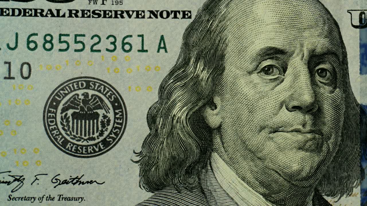 movimiento animado de la cámara de un billete de 100 dólares. cerca