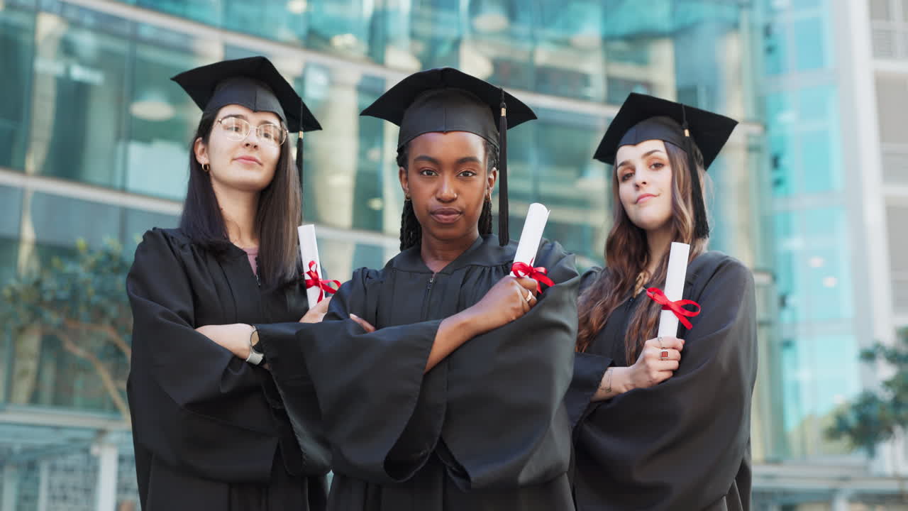 retrato, mujeres o brazos cruzados por graduación