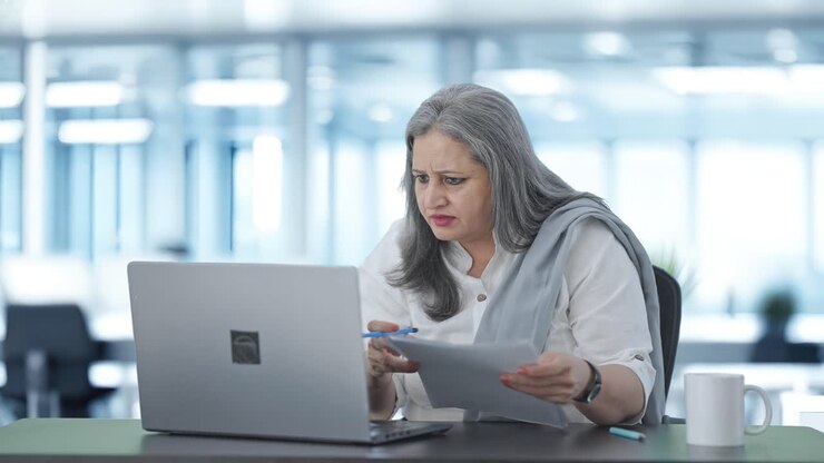 directora india enojada haciendo una reunión por videoconferencia
