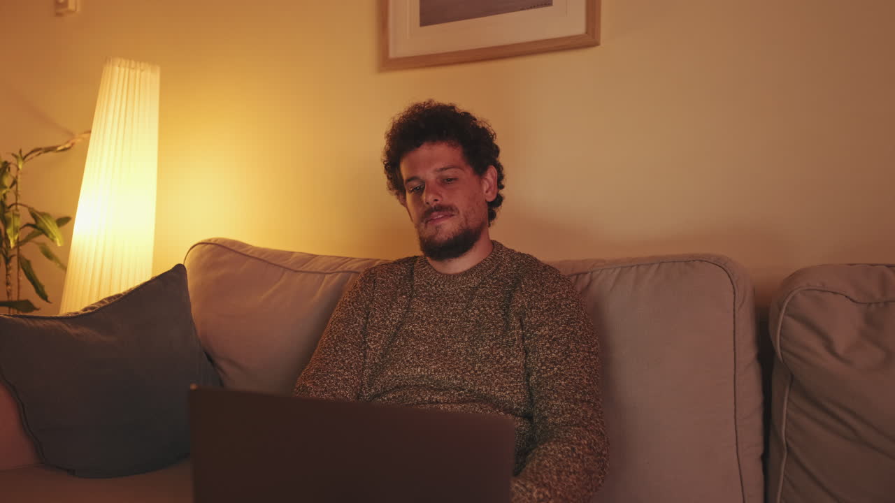 hombre trabajando en una computadora portátil en casa