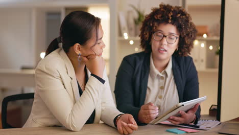 Tablet,-Teamarbeit-Oder-Geschäftsfrauen-In-Besprechungen