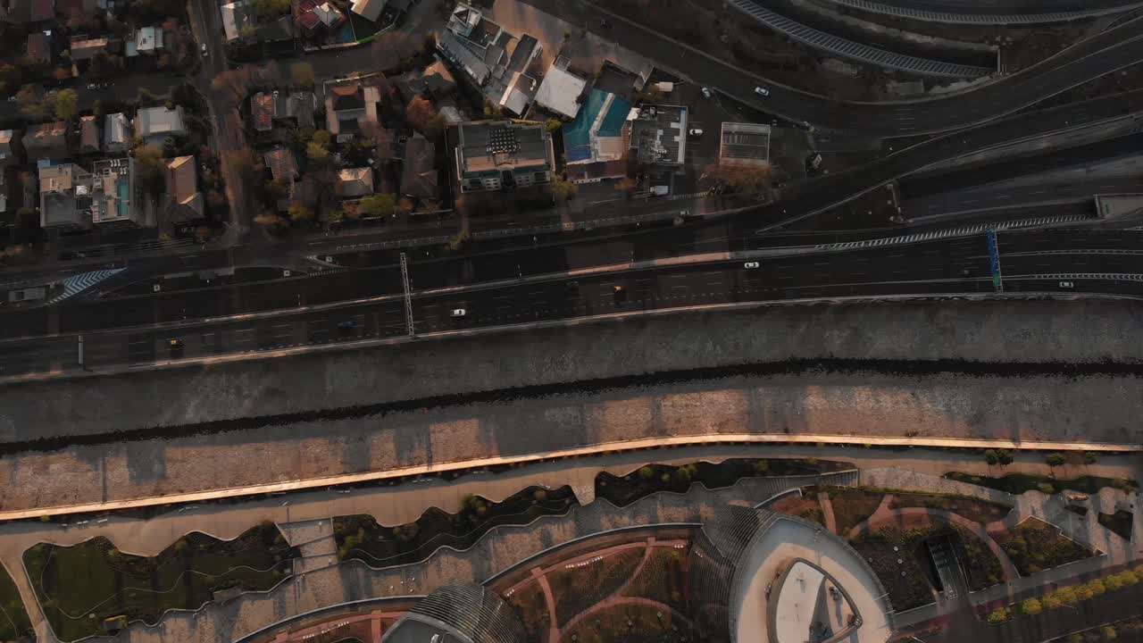 산티아고 데 칠레-4k의 황금 시간에 교통량이 많은 고속도로의 공중 시간 경과