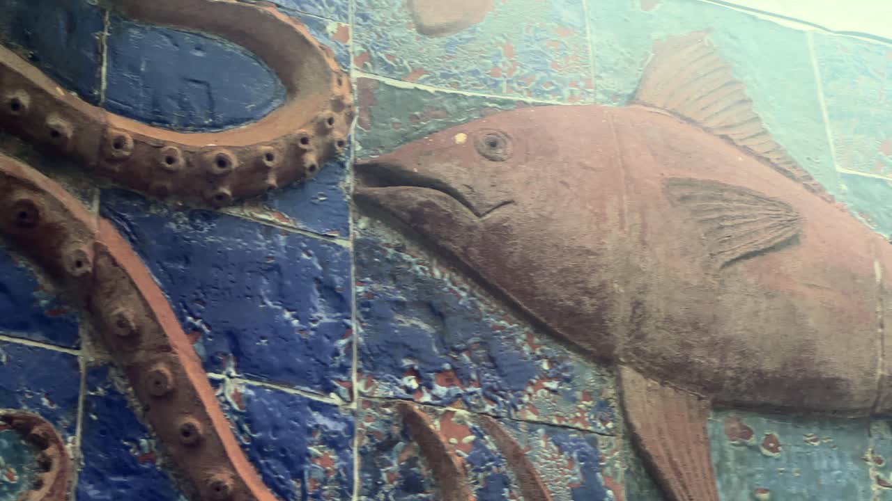 pueblo pesquero español, una perspectiva de primer plano revela los detalles intrincados de una cautivadora exposición de arte de azulejos de cerámica