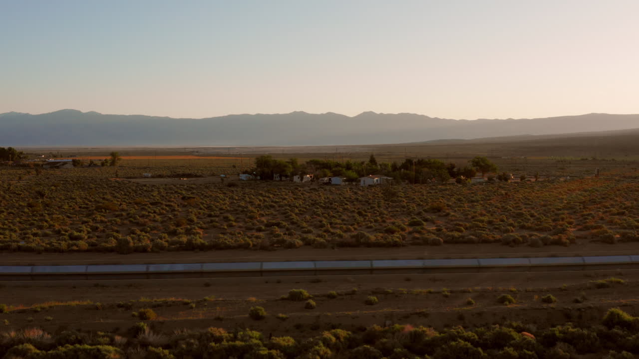 la sierra nevada durante el amanecer con en el fondo un hotel y camping rv