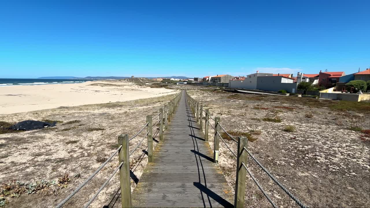 Suggestiva passerella in legno che conduce a una spiaggia