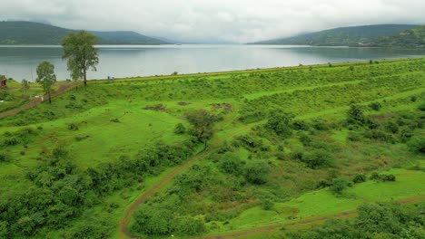 hermosa vista de la presa de pawna en la temporada de lluvias