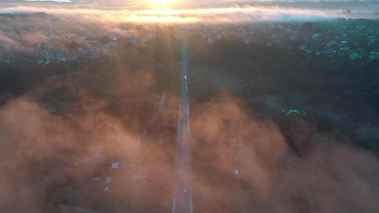 안개 낀 아침 동안 도로의 드론 조감도