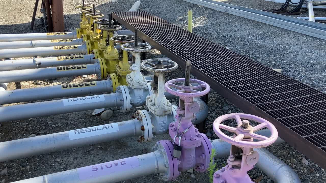 Panoramica che mostra le valvole sulle varie tubazioni del carburante.