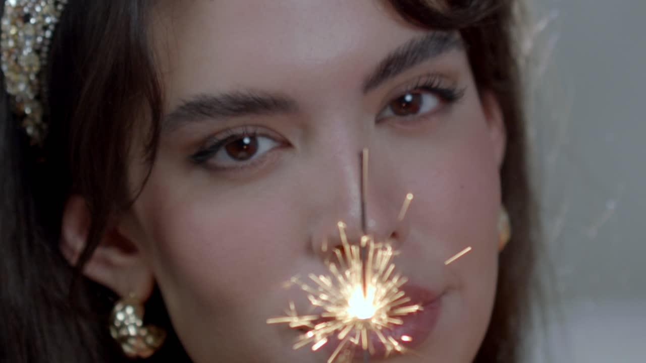 놀라운 젊은 여성은 축하와 기의 순간을 창조합니다.