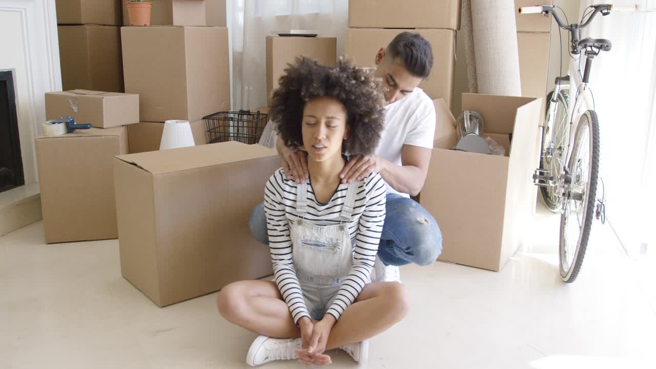 hombre haciendo su novia masaje del cuello