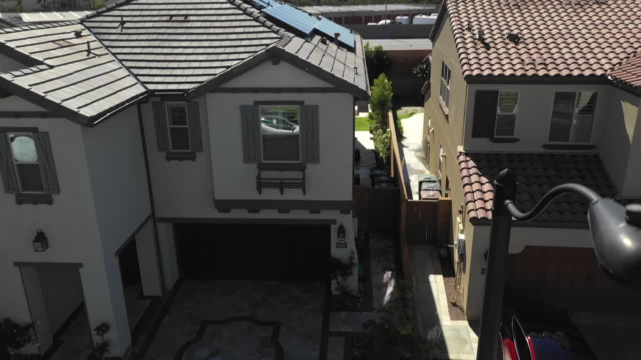 집, 태양 전지판, 투스틴, 캘리포니아에서 아래로 내려가는 공중