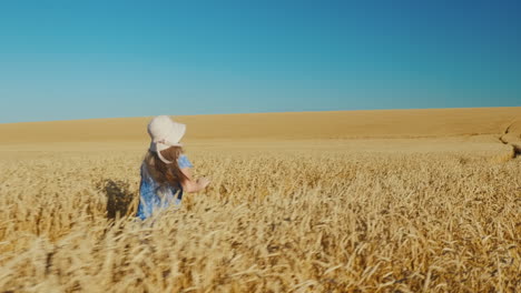 Niña-Despreocupada-Corre-En-Un-Campo-De-Trigo-1