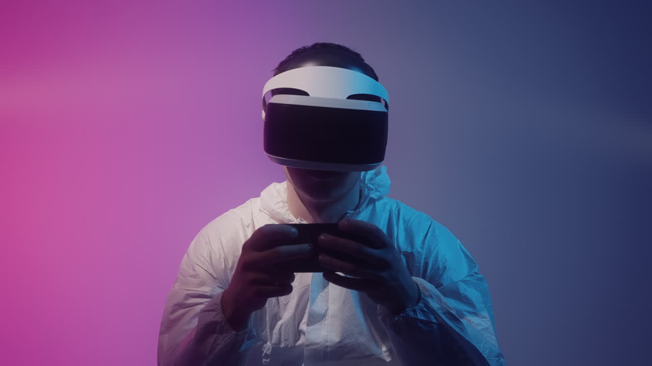 человек, использующий vr наушники и смартфон