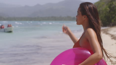 Chica-Latina-En-Playa-Teco-Maimon-Beach-Resort-Disfruta-De-La-Fresca-Brisa-Marina