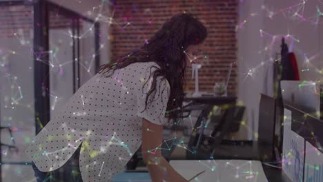 video compuesto digital de la red de conexiones contra la mujer india haciendo diseño de plan en la oficina