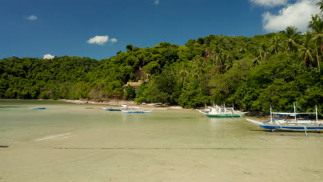 antena que muestra botes estabilizadores en el nido, palawan, filipinas