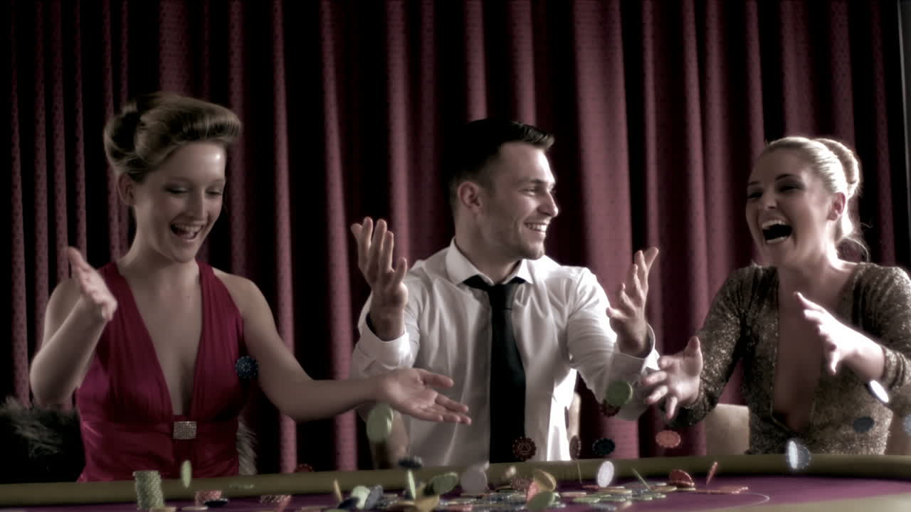 열정적 인 플레이어 들 이 공중 에  을 던지고 있다