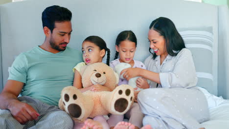 Bett,-Glückliche-Familie-Und-Liebevolle-Eltern