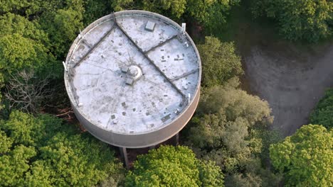 Concrete-Water-Tower-With-Vegetation-In-Essex,-UK