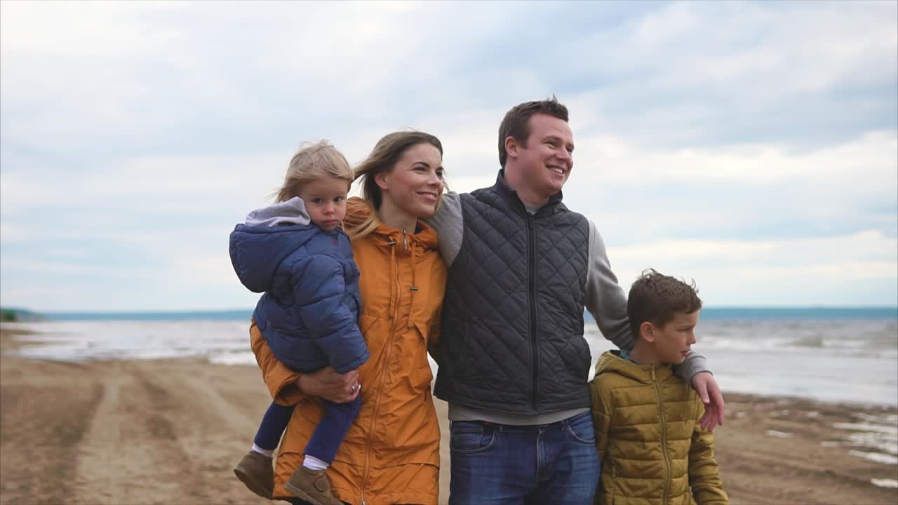 семейная прогулка по пляжу