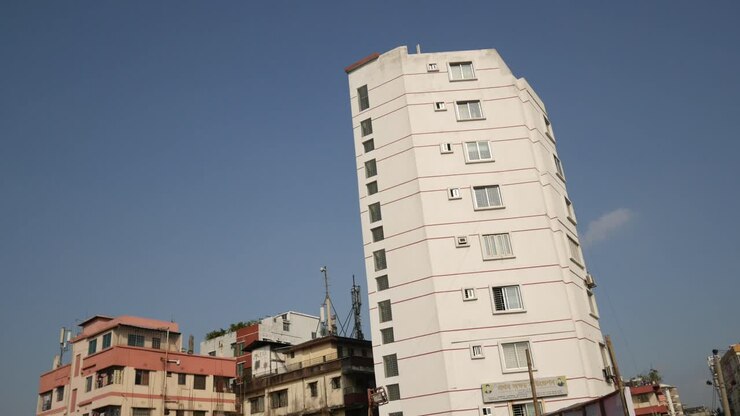 Edificio alto in una città