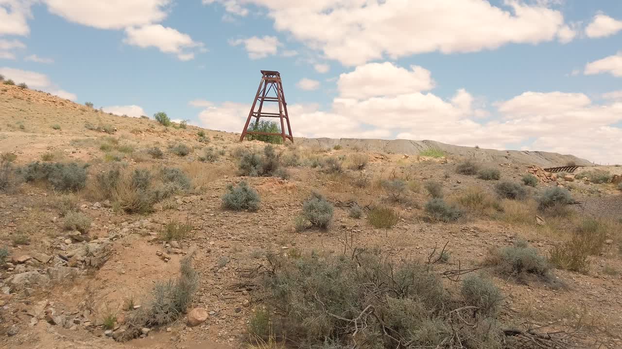 pasando por una antigua mina abandonada en el interior de australia