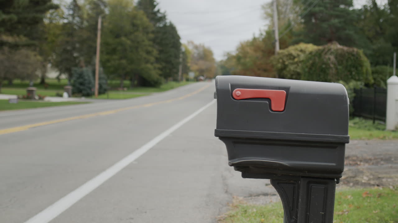 도로  ⁇ 에 있는 우편함. 미국 교외의 전형적인