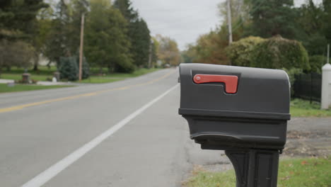 un buzón junto a la carretera. típico de los suburbios de los estados unidos