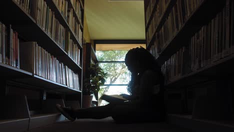 Hübsche-Schwarze-Frau,-Die-In-Der-Bibliothek-Liest---Von-Rechts-Nach-Links-Dolly