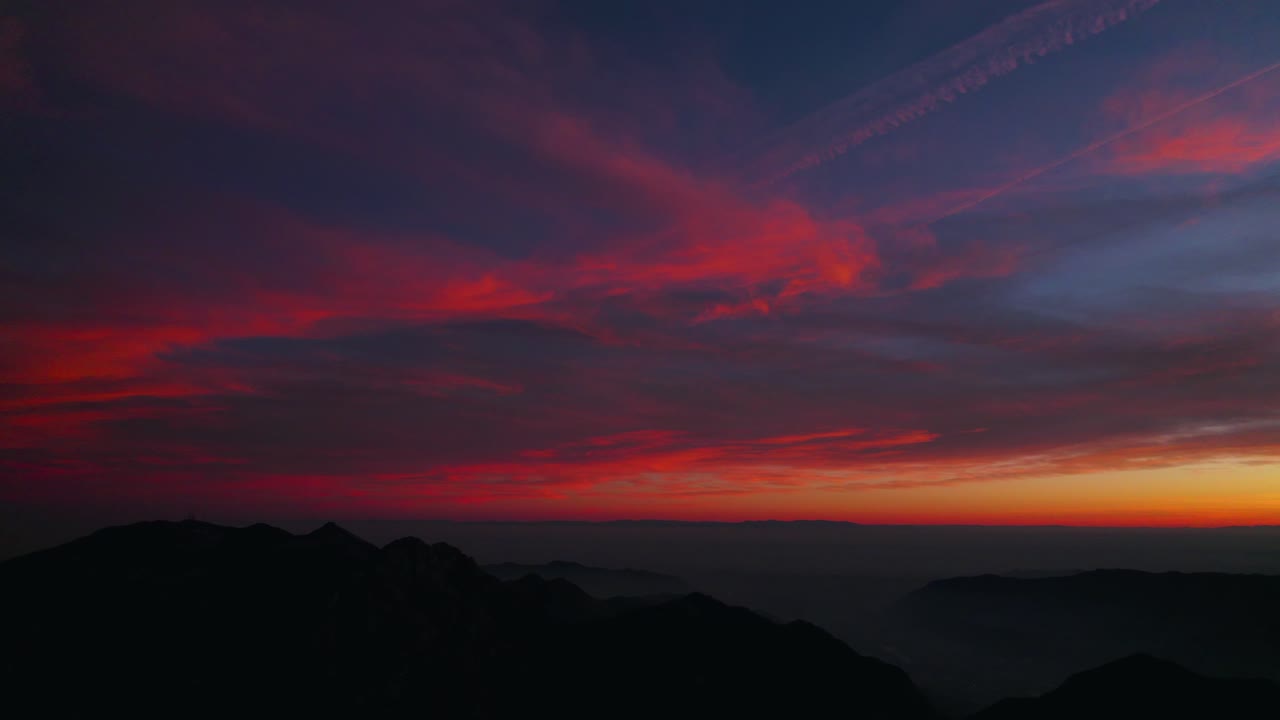 북부 이탈리아의 레세고네 산맥 위에서 놀라운 해가 지는 모습