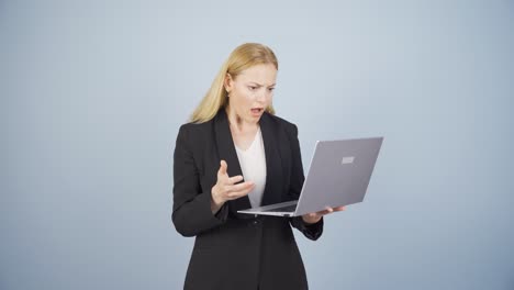 Business-woman-looking-at-laptop-getting-frustrated.-Sad-and-helpless.