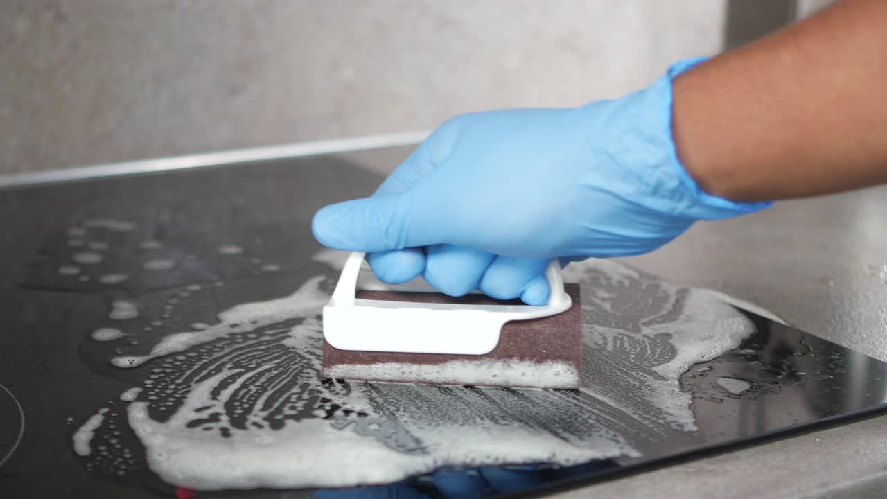 유리 위 의 스토브 를 청소 하는 것