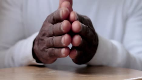 hombre rezando a dios con las manos juntas hombre caribeño rezando con fondo blanco metrajes