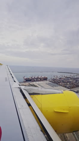 vista desde una ventana de avión del cielo con el ala del avión en el tiro en vertical