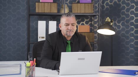 hombre de negocios con dolor de garganta.