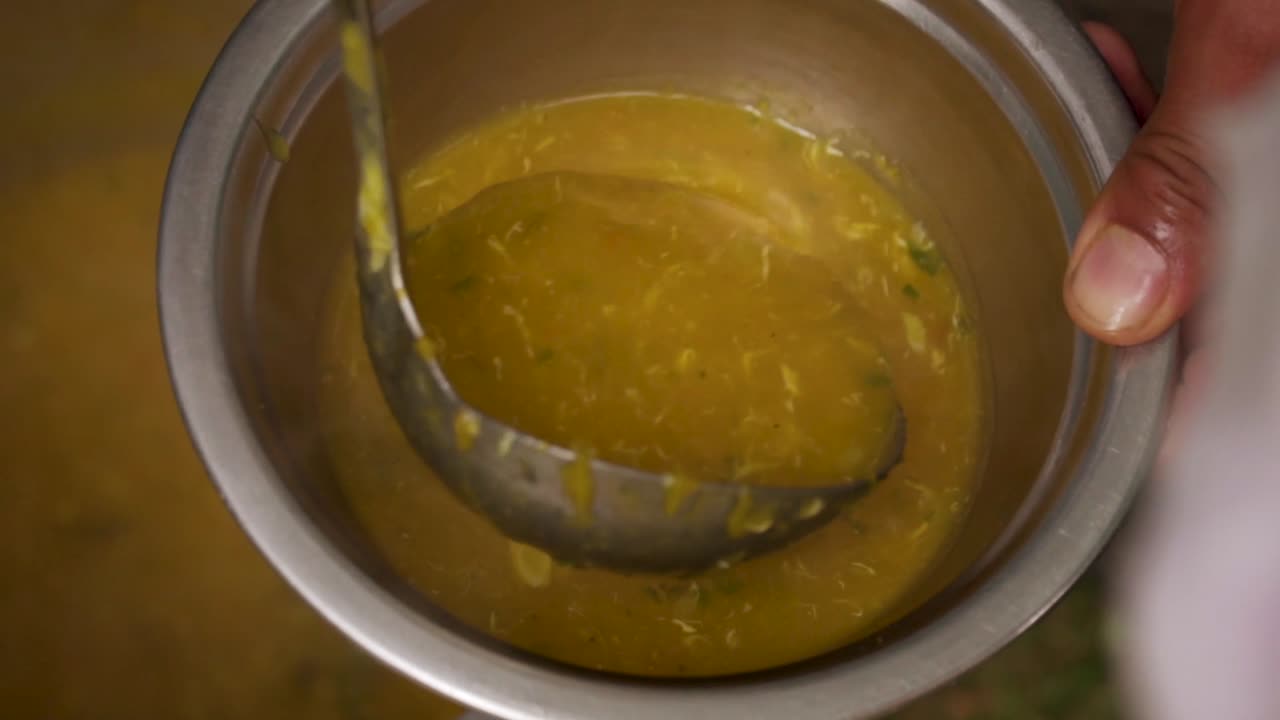 comida de camping sopa de pollo brothe.mp4