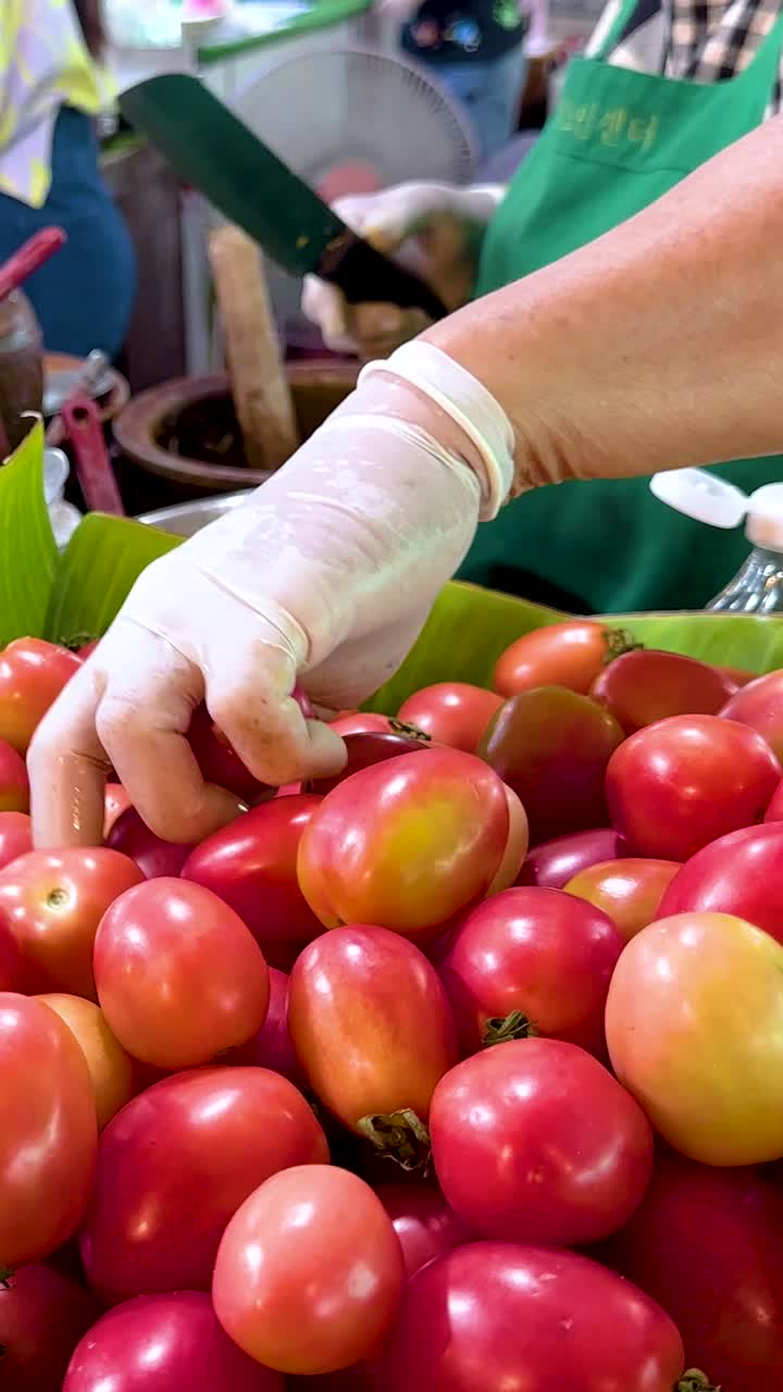판매자 는 파파야 러드 를 준비 하기 위해 재료 를 선택 한다