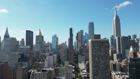 Panoramic-shot-capturing-the-iconic-New-York-City-skyline,-focusing-on-the-majestic-Midtown-area-and-the-renowned-Empire-State-Building